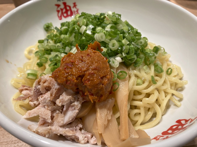 元祖油堂の油そば、卓上の味変ツールがたくさんあって、チョー盛り上がります。