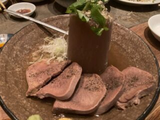 汁べゑ、ちょっとオシャレな若者向けの居酒屋じゃないかな、と思いました。おじさんの多い職場には向かない気がします。