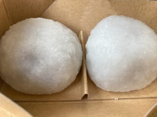 たねやの大福、皮にコメの食感が残っていて、大福というよりはおはぎと言ってもいいんじゃないかと思いました。