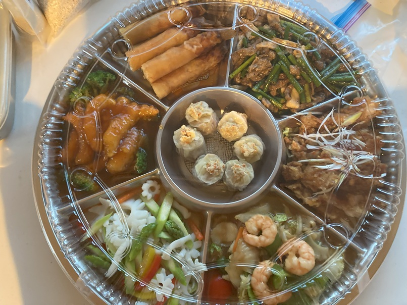 同心居のオードブル、テイクアウトとは思えないクオリティで、家でそれなりの中華を食べたいときにぴったりです。