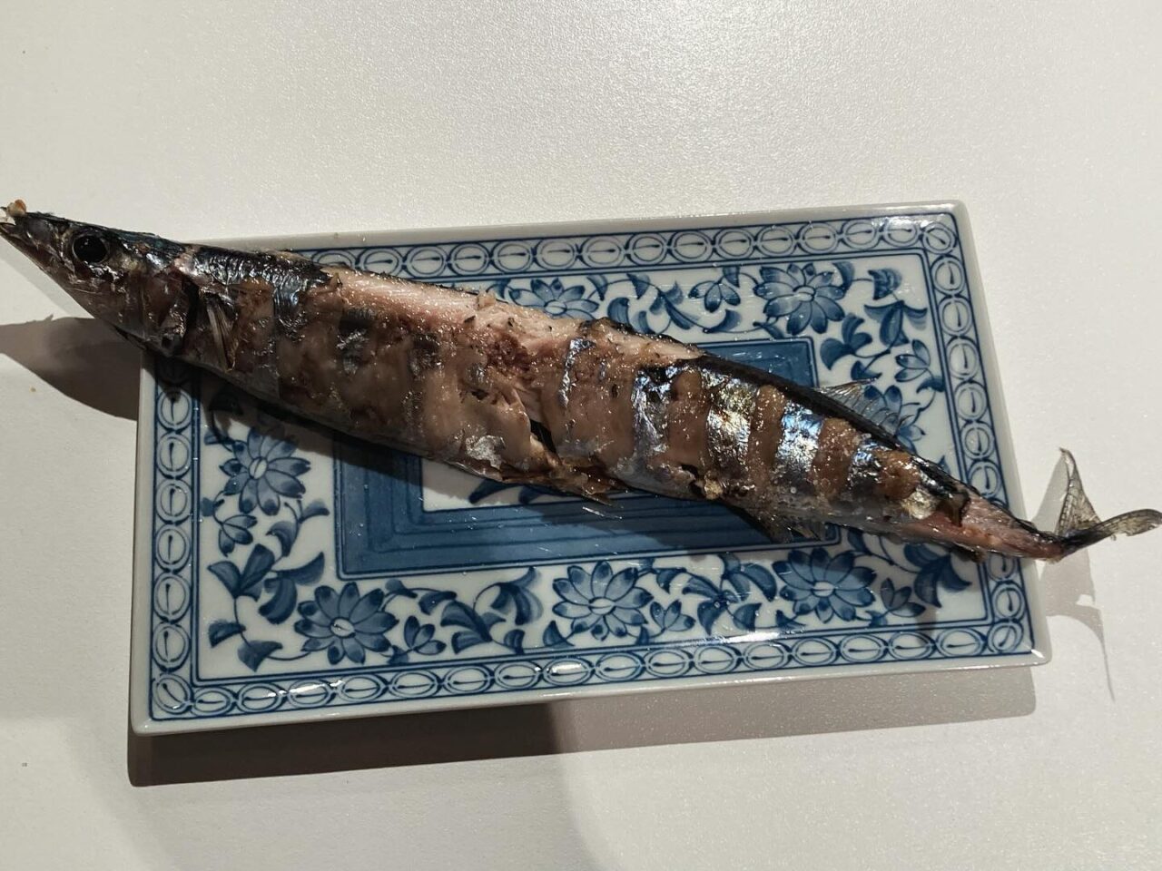 角上魚類で今年初の秋刀魚。脂が乗っていて、苦い肝と混ぜて食べると最高ですね。