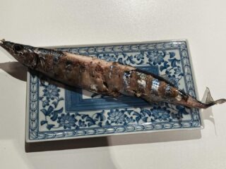 角上魚類で今年初の秋刀魚。脂が乗っていて、苦い肝と混ぜて食べると最高ですね。
