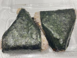 マイマイのおにぎり、雑穀米の炊き加減がいい塩梅で美味しいのだけども、ちょっと高いですね。