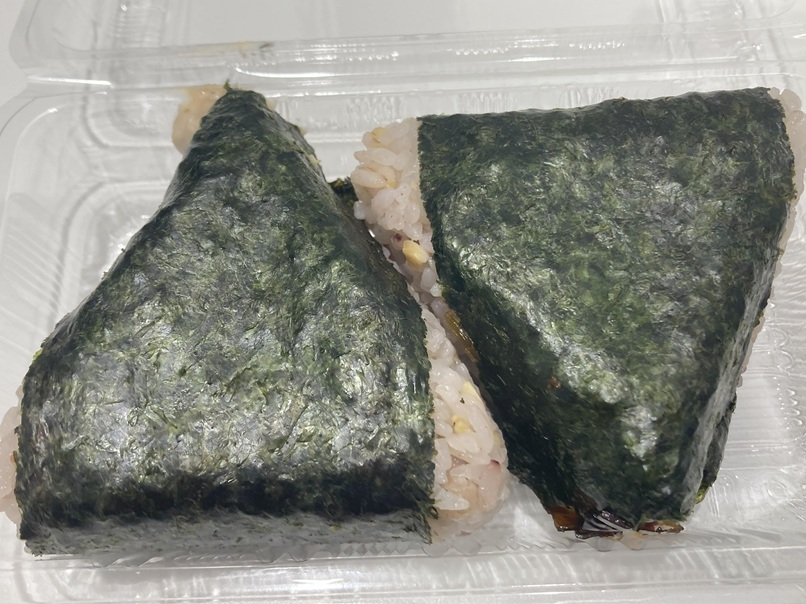 マイマイのおにぎり、雑穀米の炊き加減がいい塩梅で美味しいのだけども、ちょっと高いですね。