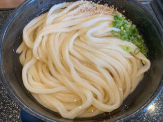 うどん白石定番の美味しさ、冷かけが好きすぎるので、サイドメニューを頼まず、特盛を楽しみました。
