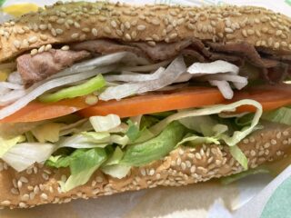 だんだん、サブウェイに慣れてきました。よくわからないからドレッシングはお任せばかりだったんだけど、わさび醤油に挑戦していみました。