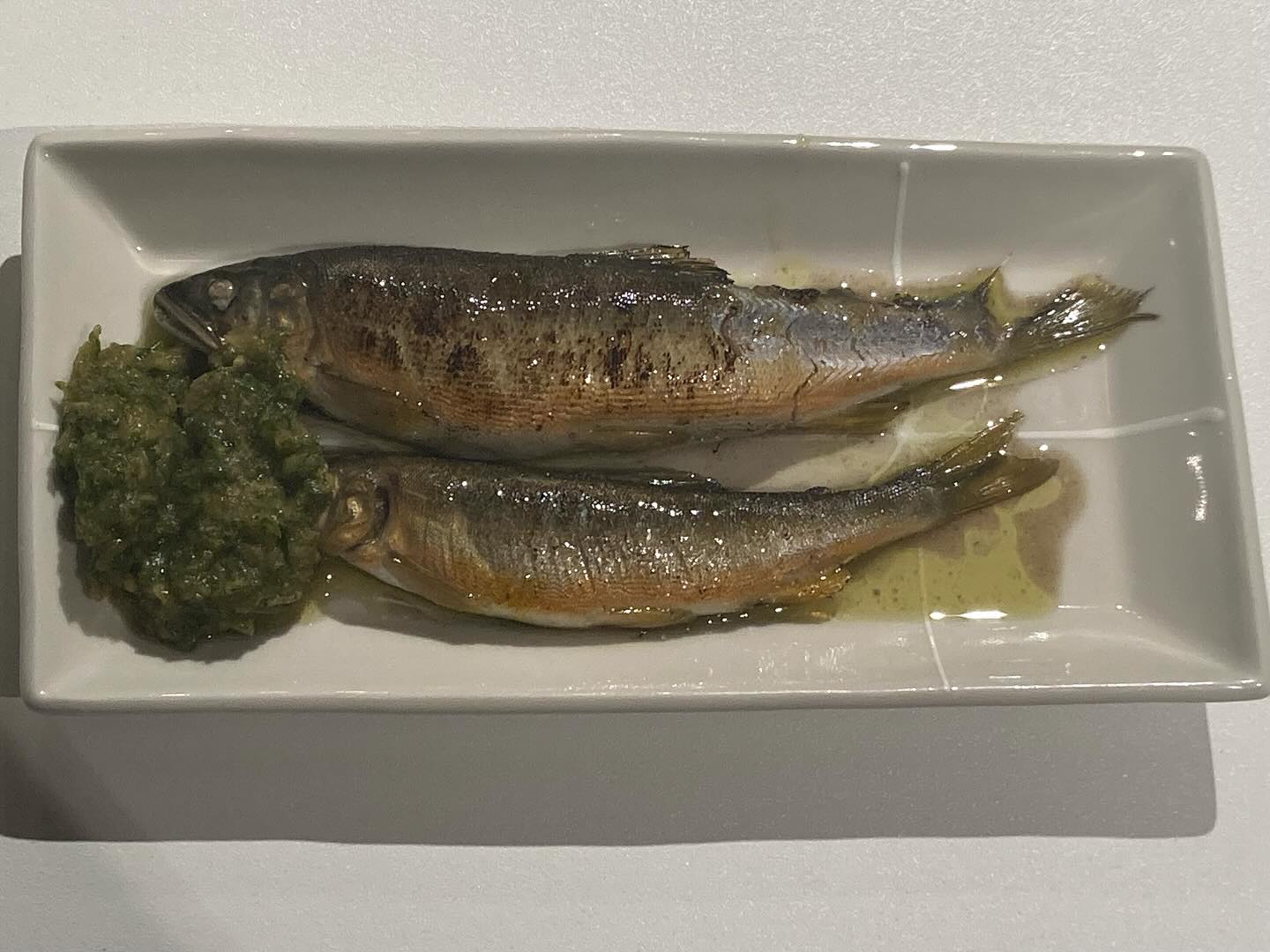 落合川で取れた鮎のコンフィ。苦味が美味しすぎるけど、落合川に鮎いるの？