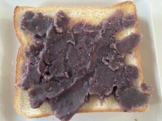 雑な感じの小倉トースト。まあ、餡子が美味しいだけ説がありますけど。
