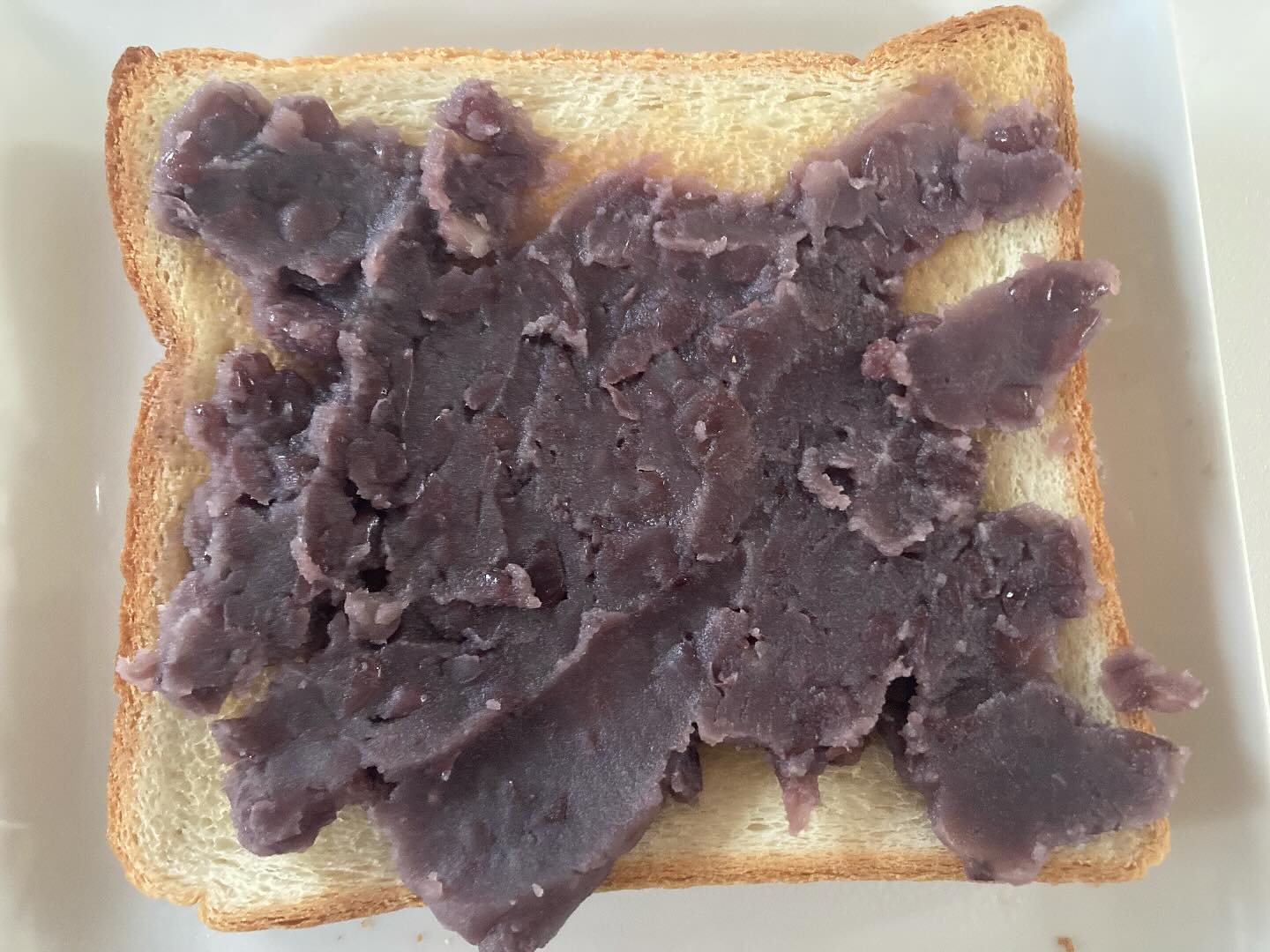 雑な感じの小倉トースト。まあ、餡子が美味しいだけ説がありますけど。幸せな瞬間。