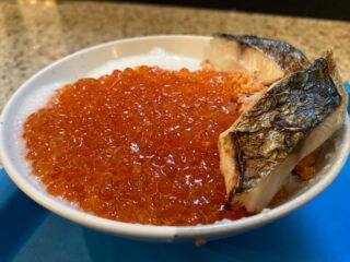 ホテルの朝食で、いくら取り放題だったので、豪勢に乗ってけみた。