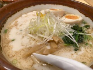 俺流塩らーめん、卓上の味変が凄すぎて、ラーメンを食べに行ったのか、味変しに行ったのかわからなくなります。