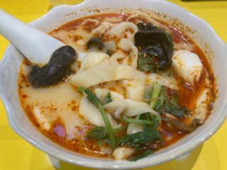 ココカラ麻辣湯、重さで値段が決まる、いわゆる麻辣湯システムのお店。なんとなく割高な気がしてなりません。