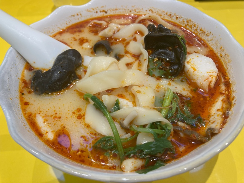 ココカラ麻辣湯、重さで値段が決まる、いわゆる麻辣湯システムのお店。なんとなく割高な気がしてなりません。