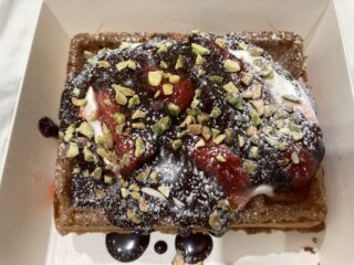 Maison de Waffle、あのカウンターはいったい何なのと思うほど、居心地の悪い店内でした。