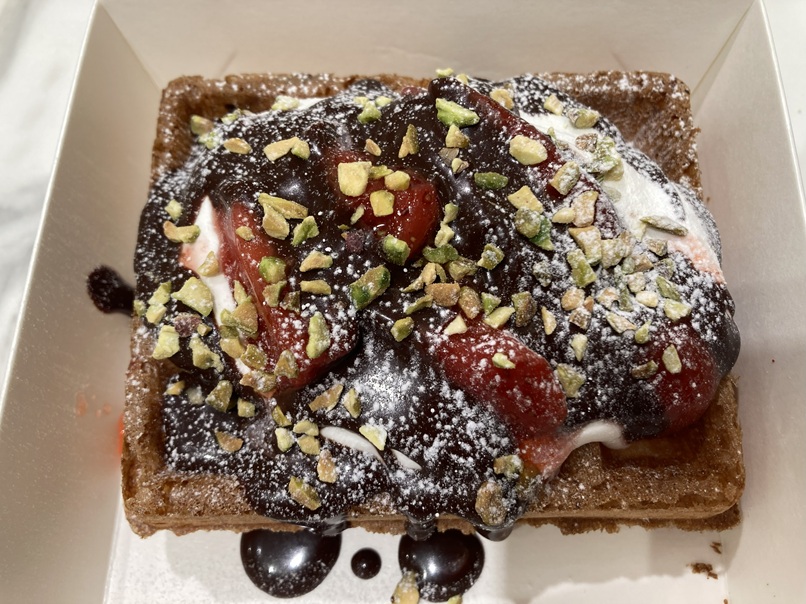 Maison de Waffle、あのカウンターはいったい何なのと思うほど、居心地の悪い店内でした。