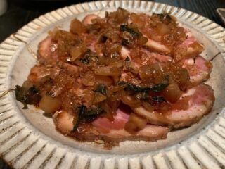 襲われてばかりじゃ、悔しいので、熊のハムを食べました。想像以上に美味しい。