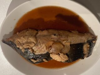 カレイがバカデカくて美味しい。隣にマイルドセブンを置きたいくらいの迫力！