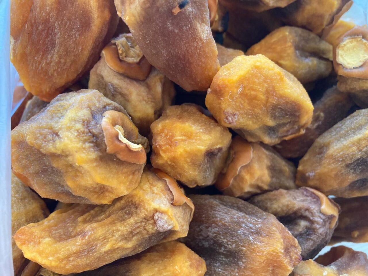 大量の干し柿。少し小ぶりなんだけど、甘くて美味しい。干し柿、バンザイ！！！