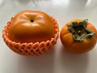 ふるさと納税で届いた柿が、立派すぎて感激！熟れ具合もいい感じでした。