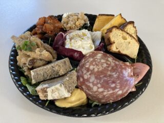 パッション、以前、行ったときに、前菜が豪華で美味しかったので、オードブルを頼みました。