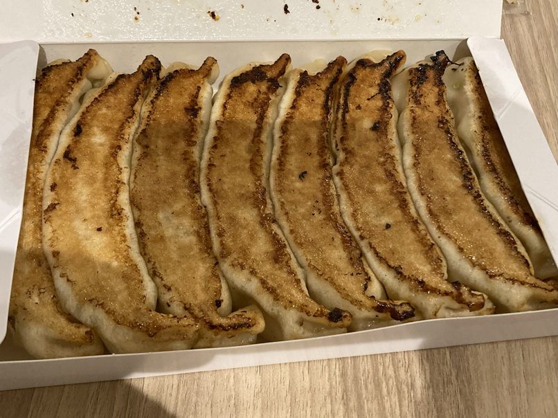 天龍、餃子が大きくて、とても満足。ただ、あたりまえの話ですが、店で食べたほうが盛り上がります。