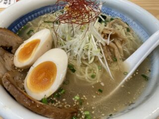 俺流塩ラーメンじゃなくて、俺流味変ラーメンとなってしまっているけど、それが楽しい。