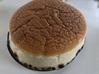 りくろーおじさんの店のチーズケーキ、有名なのでお土産に買って、美味しくいただきました。