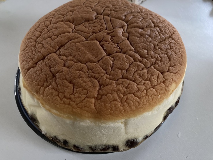 りくろーおじさんの店のチーズケーキ、有名なのでお土産に買って、美味しくいただきました。