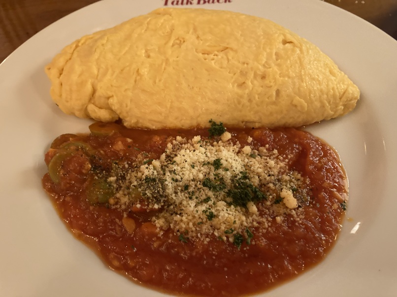 トークバック、中道通りにある半地下のお店。オムレツが美味しい街の洋食屋さんという感じです。