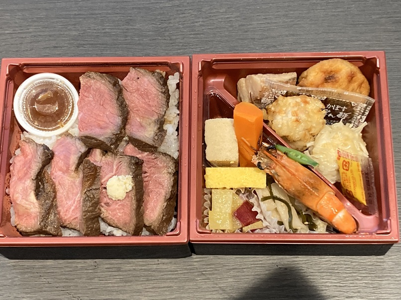 新日本料理 高雅のお弁当、高級感はあるものの、肉がちょっと硬かったので台無しにしちゃいました。