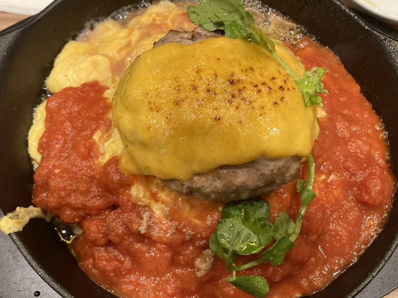 肉とたまご、ハンバーグとオムライスという鉄板の組み合わせなので、ハズレなしです。若者向けですね。